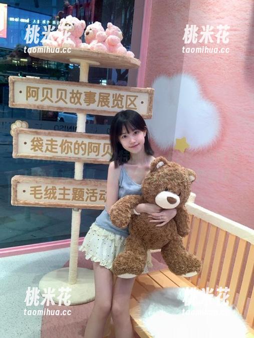 Feilin嗲囡囡-PaPa妈咪 Feilin嗲囡囡 - 独特视角:PaPa妈咪的白色高清写真,描绘梦幻般的清新意境