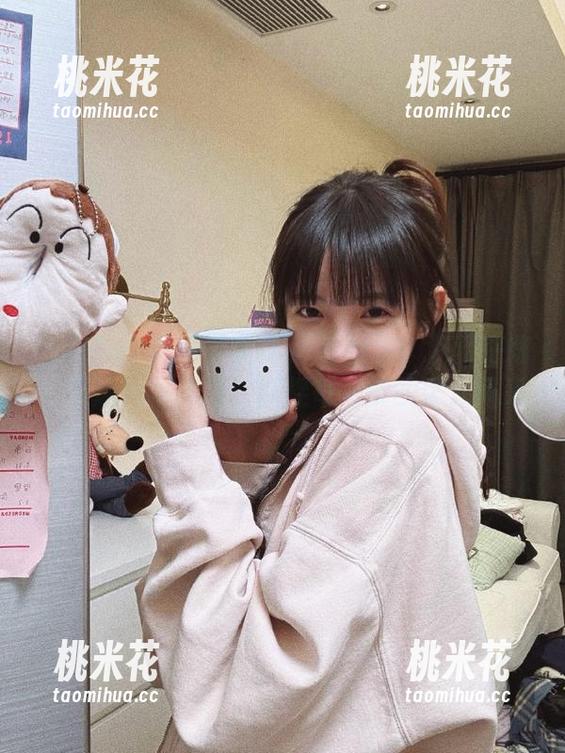 MFStar模范学院-陈怡曼 MFStar模范学院 - 最新图包:沉浸在陈怡曼泳池写真里,捕捉每一刻的迷人风采
