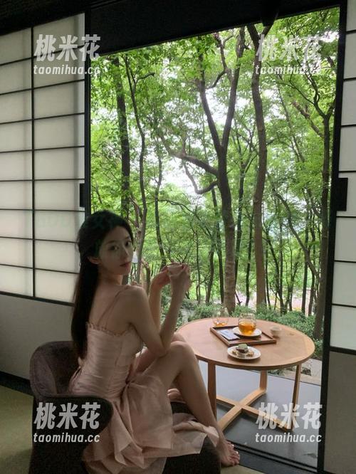 TGOD推女神 - 最新杨上萱灰丝写真，释放你的个性与自信吧！