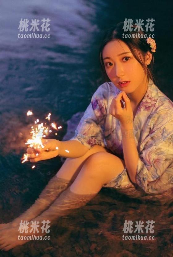 海边的诗意：尽享Tomiko(とみこ)精美写真图集资源的细腻与美丽