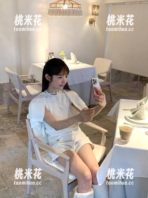 TouTiao头条女神 - 在高清图片里，李丽莎与裤里丝创造了爆笑和时尚的完美邂逅！