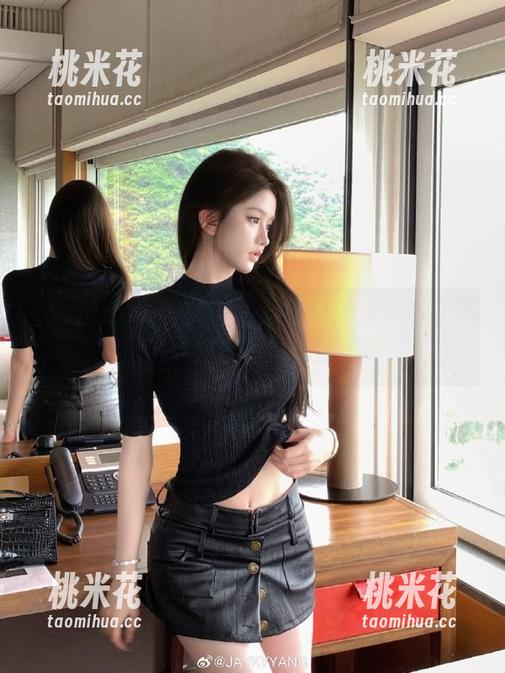 TouTiao头条女神 - 梁芮溪的泳衣私拍写真，记录夏日海滩的美丽瞬间