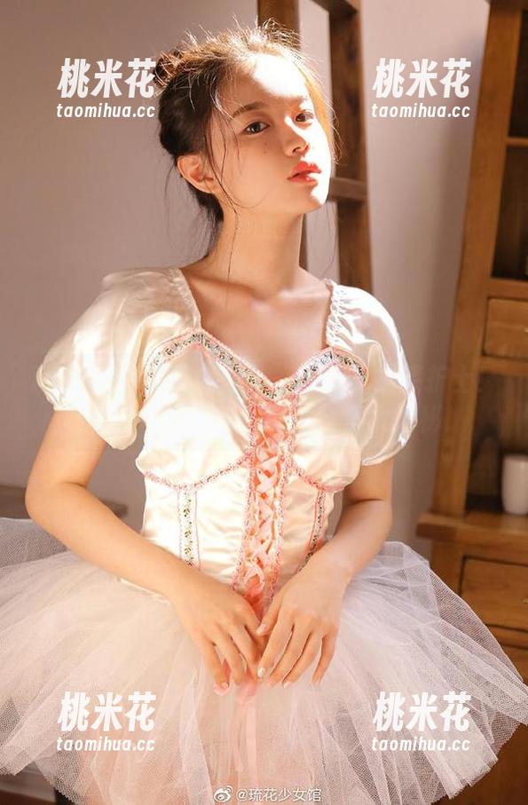 TouTiao头条女神-莫晓希 TouTiao头条女神 - 一秒变身搞笑护士!莫晓希带来的护士图片合集大揭秘!