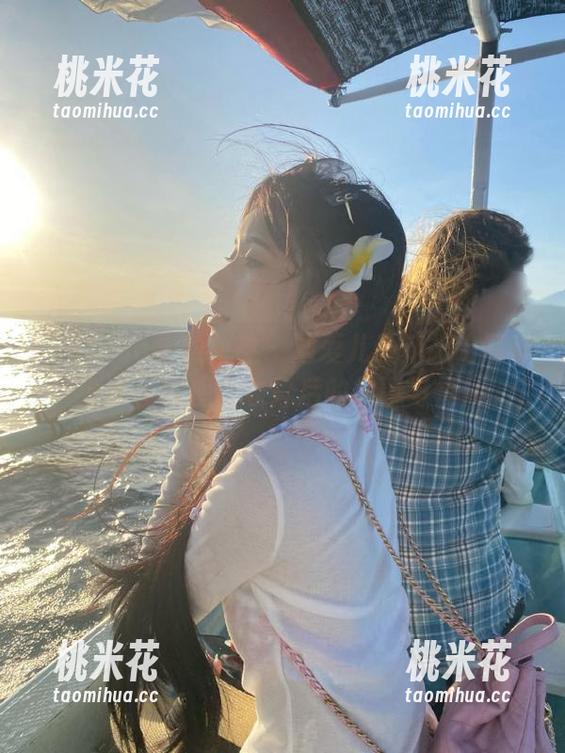 TouTiao头条女神 - 迪爱儿最新护士写真分享，展现白衣背后的故事与情怀