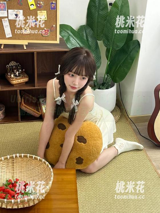 UGirls尤果网 - 精选图片欣赏：Mikka涵涵与奶牛的亲密互动，暖心又治愈