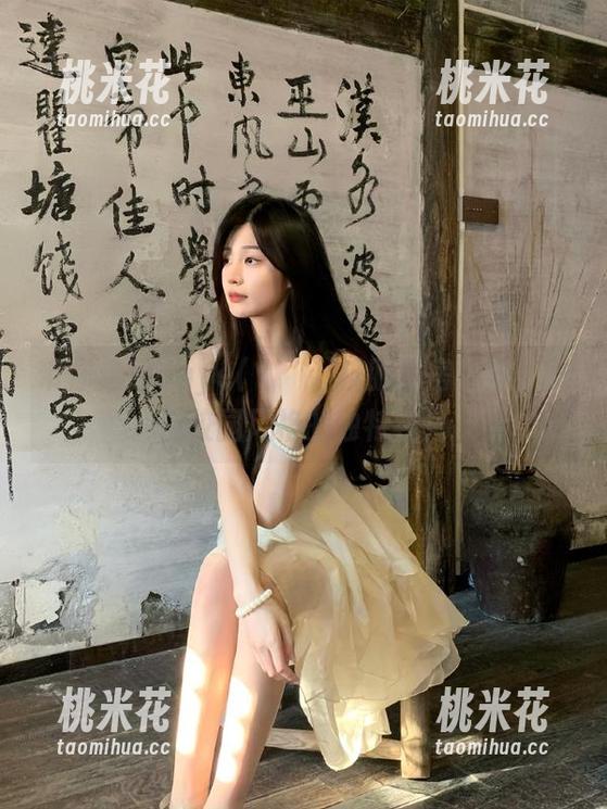 带你走进Uhye(이유혜)校服私房图集：展现校园风格的独特视角