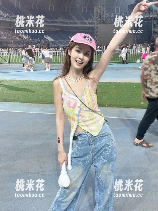 XINGYAN星颜社-潘思沁 XINGYAN星颜社 - 释放优雅魅力:潘思沁丝袜原图与图片大放送,快来感受她的自然风采