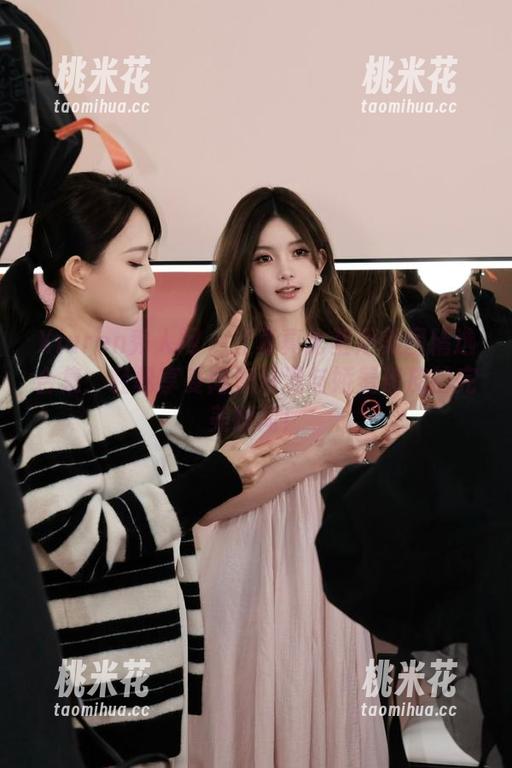 Xiuren秀人网 - 江真真比基尼美图精选合集：轻松享受阳光沙滩与娇羞俏皮的完美瞬间！