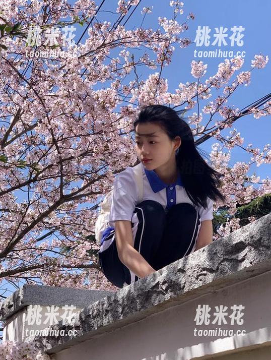 pans - 在浴室畅游：紫萱私拍图集中的清新与妩媚双重奏！