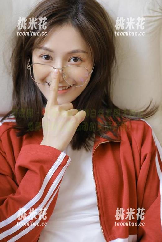 微密圈 - 不爱笑的赛琳白丝套图大放送，免费领取让你心动的美丽片段！