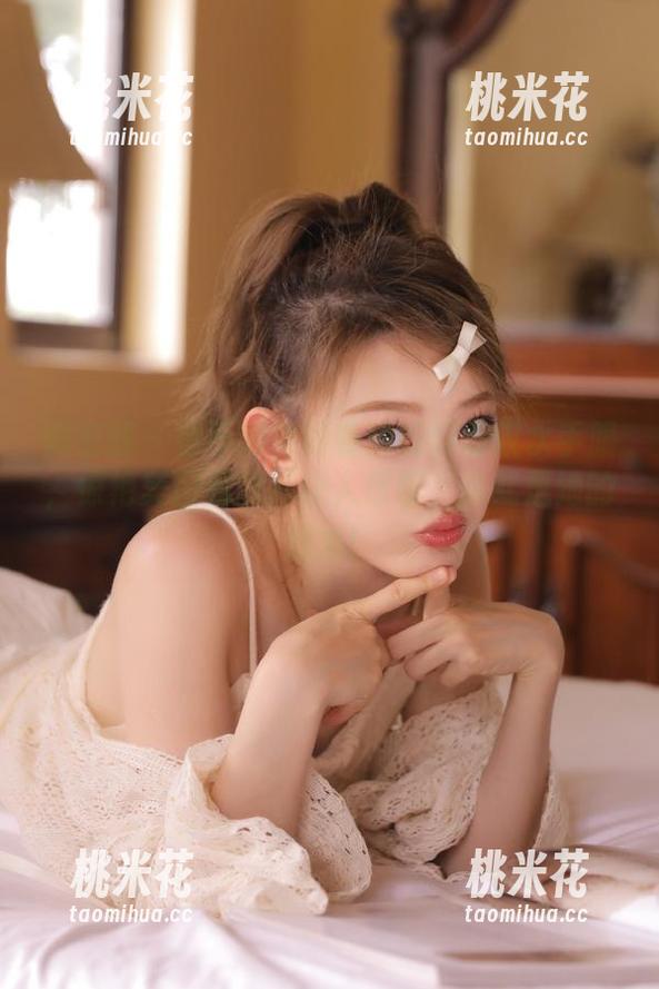 微密圈 - 看不爱笑的赛琳如何驾驭水手服，惊艳美图和照片让人惊叹，这就是她的魅力！