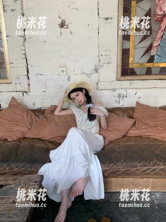 丽柜-甜甜 丽柜 - 甜甜的奶牛主题写真,无圣光作品让你感受纯真与自然的结合