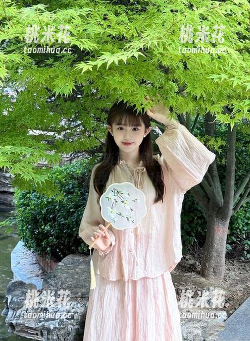 丽柜-美美 丽柜 - 美美献上新写真集更新:她的礼服故事让我们重温时尚经典