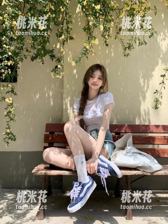 丽柜 - 免费欣赏蕊蕊的“莲池浴清丝”照片，感受清新自然的美丽！