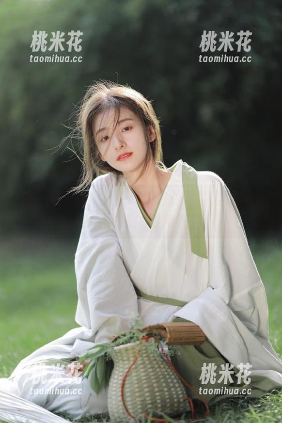微密圈 - 探索于芷晴的白裙写真全套，感受她独特的时尚视角