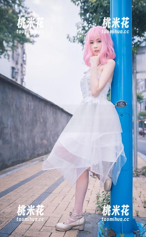 高清图集：探寻你的负卿和瓶儿旗袍中的绰约风姿，享受视觉盛宴
