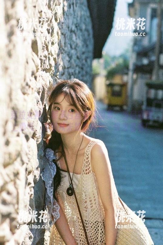 克拉女神 - 妮子白丝全套图集：当自嘲遇上勇气，美丽从未如此真实，快来看看！