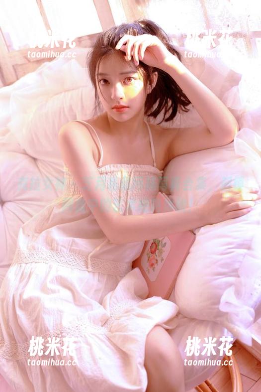 克拉女神 - 芝月私藏网袜写真合集，解锁网盘中的艺术绝艳体验！