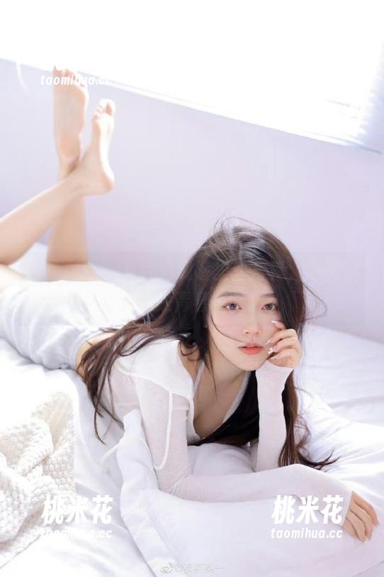 初夏女神-双双 初夏女神 - 双双呈现裤里丝写真,原图满满都是青春气息!