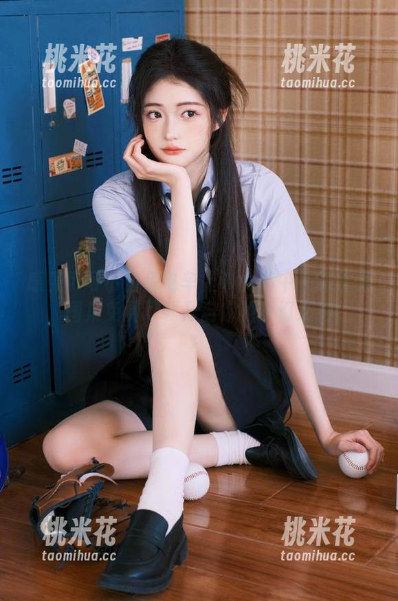 感受可可小白兔电车上の女高中生的优雅，图集免费下载开启你的梦幻之旅！