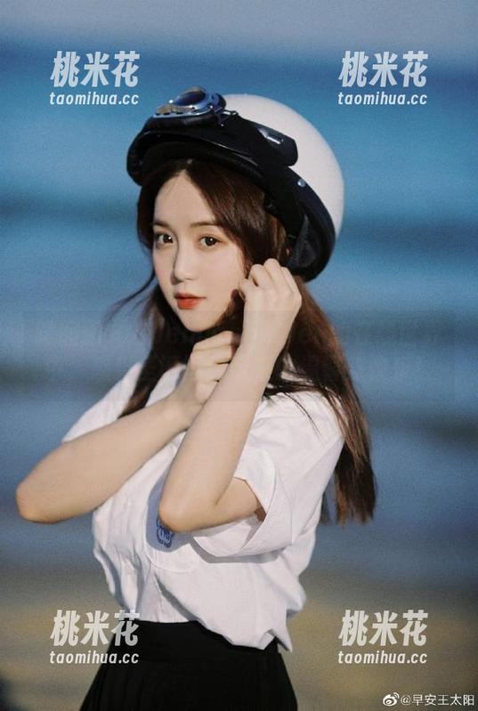 嗲囡囡 - 在Jennanni_Jen的在线世界中，感受圣诞写真带来的温馨与快乐！
