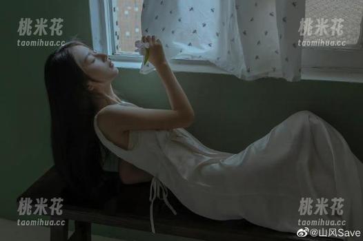 头条女神-尹菲 头条女神 - 时尚与性感结合,尹菲的肉丝私拍美图展现别样的迷人风采!