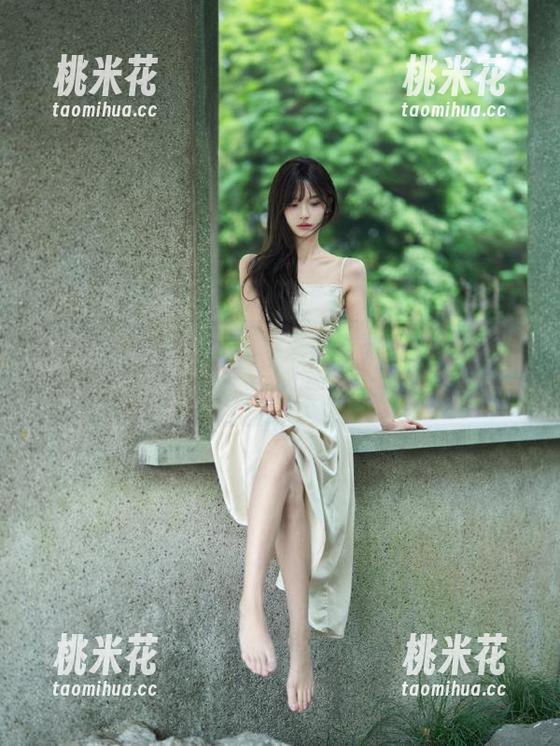 头条女神 - 精选图片来袭，玄子泳装秀的每一帧都是无可挑剔的艺术！