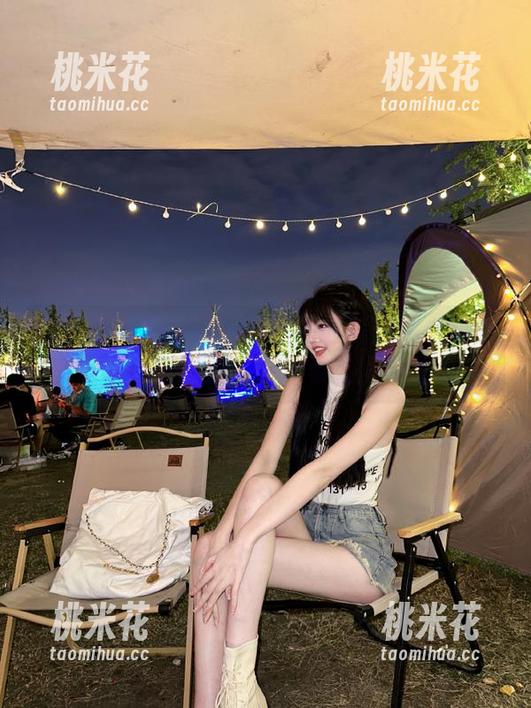 微密圈 - 奶宝妹纸的私拍旅程：纯白背景下每一张图片都讲述着动人的故事