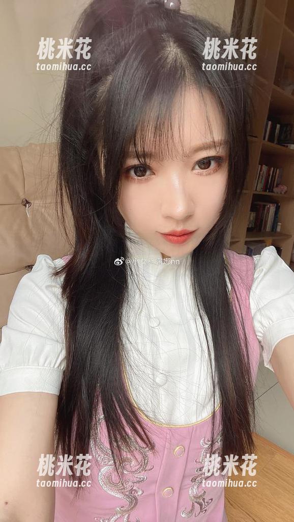 小女巫露娜 探索小女巫露娜在金丝旗袍中的迷人瞬间,查看所有图片和原图!