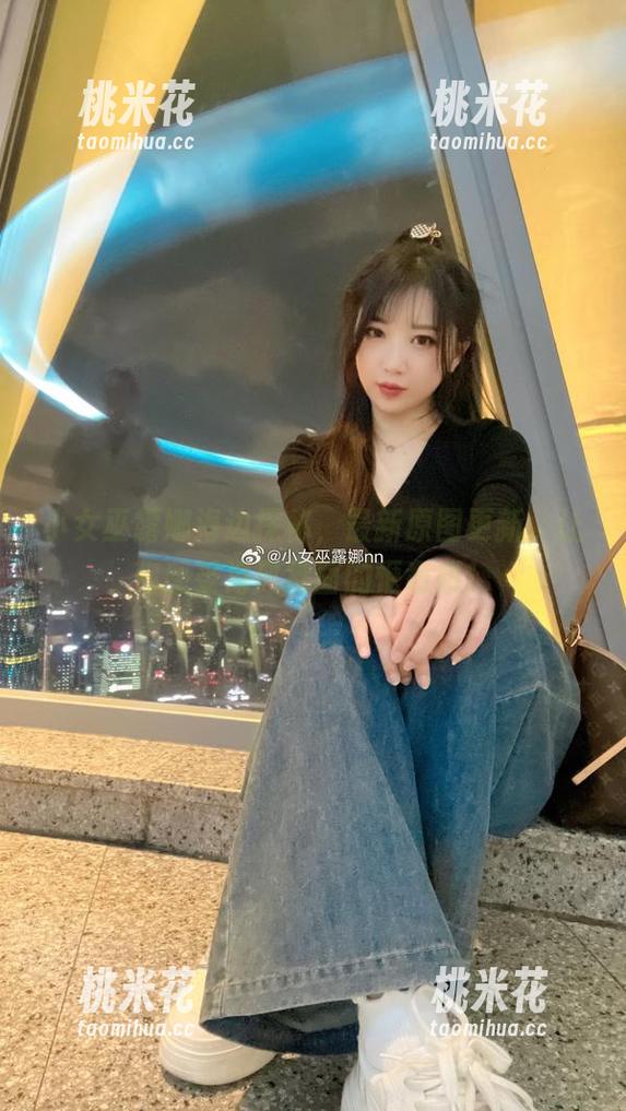 小女巫露娜 小女巫露娜海边探秘,最新原图更新,让你感受海风拂面的惬意哦!