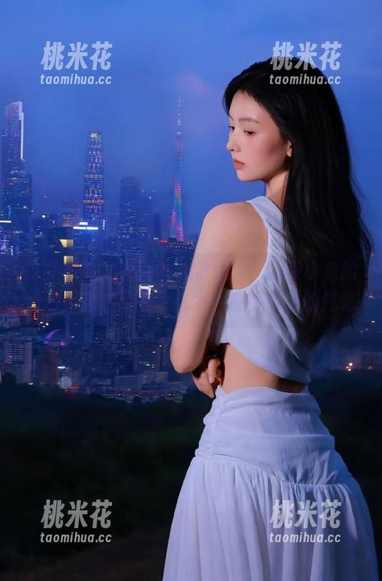 少女秩序 - 迷人的视觉体验，探索小鱼的粉色肚兜高清壁纸艺术，感受青春的气息