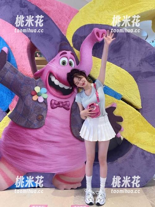 尤蜜荟-欧阳LuLu 尤蜜荟 - 欧阳LuLu海边写真集:每一张壁纸都是心动瞬间,轻松装点你的屏幕生活!
