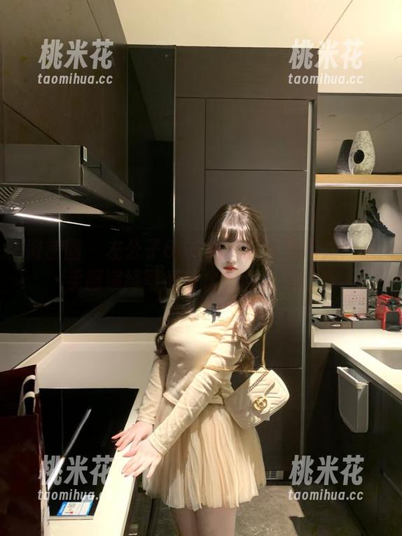 左公子666 微密圈 - 左公子666最新写真集曝光:水手服演绎可爱与优雅的完美结合