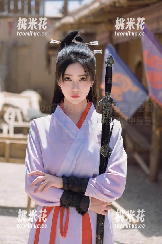 年年Nnian 年年Nnian将夜色与光影完美融合,呈现写真作品《夜虹》,让我们在细腻中感受生命的绚烂