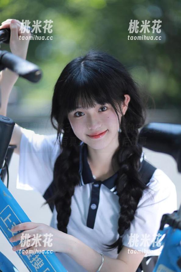 异思趣向-小六 异思趣向 - 格子短裙与下午茶的完美邂逅:小六写真集资源的背后故事