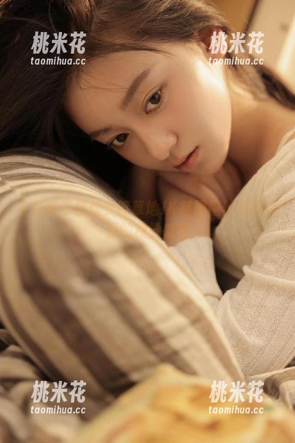 在线畅享慕丝女郎草地JK制服黑丝写真资源的视觉盛宴