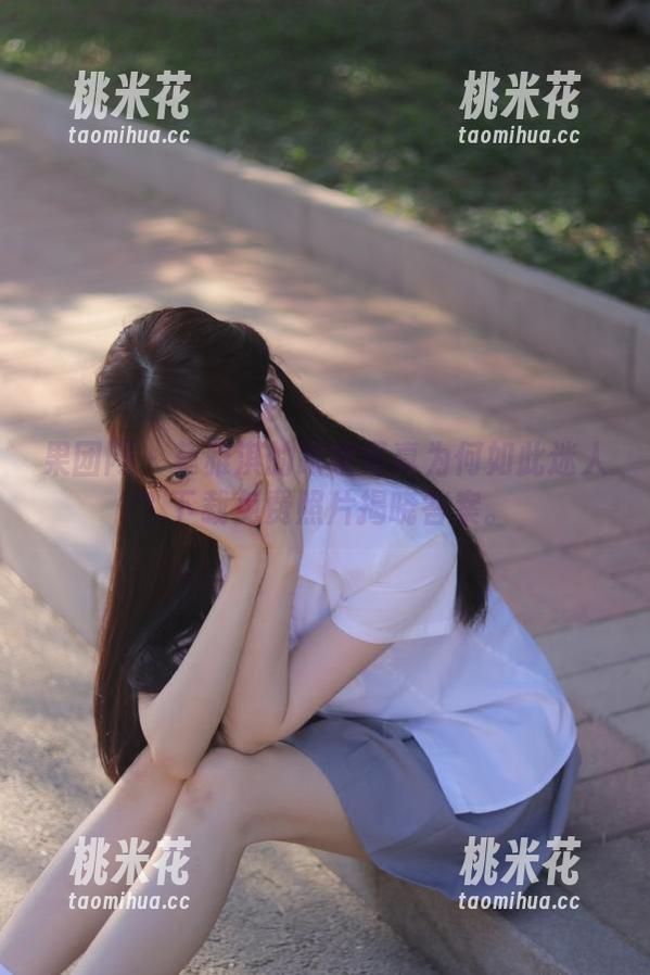 果团网 - 莫雅淇的眼镜写真为何如此迷人？下载免费照片揭晓答案。