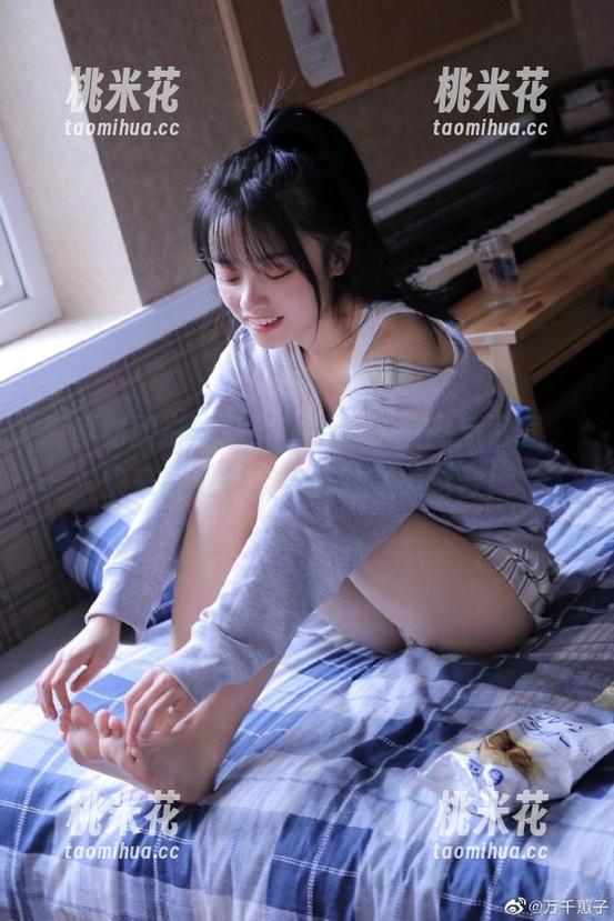 森萝财团 森萝财团白丝少女玩手机全套高清下载,快来围观科技与美的完美结合!