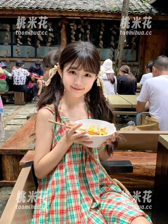 微密圈 - 热门更新：楚楚不吃鱼奶牛写真图包，给你带来无尽的视觉享受