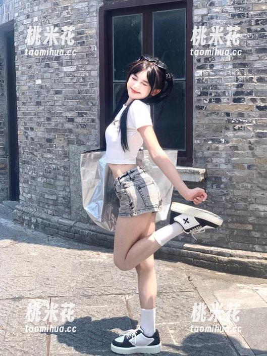 模范学院 - 高清写真集推荐：Laura苏雨彤的美腿，尽显性感与优雅的完美交融！