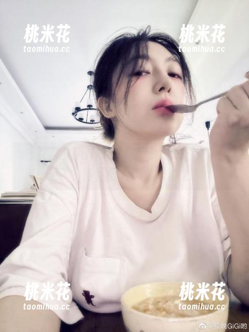 樱晚gigi 走进樱晚gigi的写真梦境:女友系列-出差了?每幅图片都是心动之作