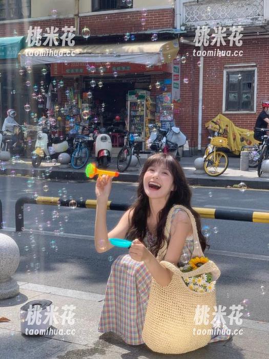 白莉爱吃巧克力 高清写真资源大放送:白莉爱吃巧克力演绎独特打工女仆风情