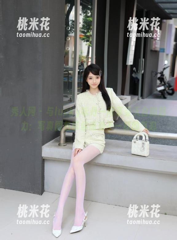 秀人网-lucky咏丹 秀人网 - 与lucky咏丹一同享受天台的魅力:写真图包带你感受不一样的气息