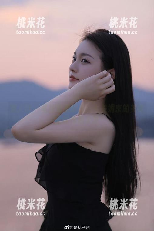 秀人网-大美媚京 秀人网 - 私拍资源解析:大美媚京的美臀丝袜作品大赏
