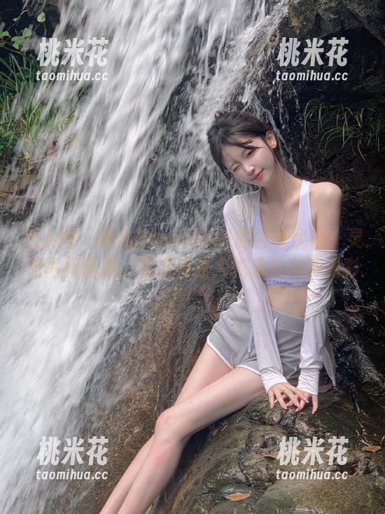 秀人网 - 妮儿Bluelabel的白色优雅：灵动写真图集，散发着迷人气息与自然光彩