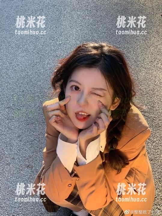 秀人网 - 夏天的魅力在于姚若兮vay的私房图包，快来看看她如何玩转季节时尚！