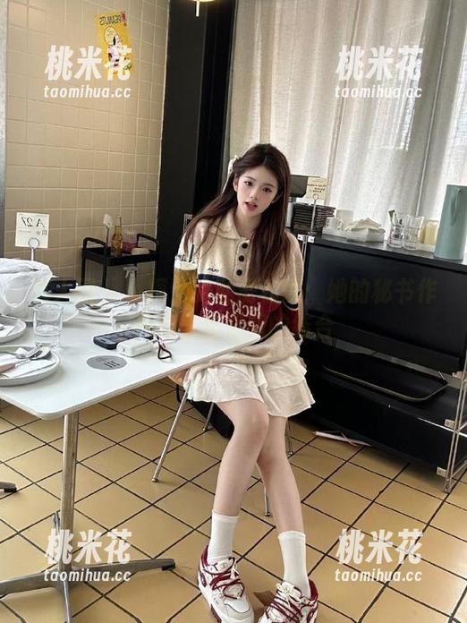 秀人网 - 小探戈的私房秘境：她的秘书作品柔美与坚韧的结合