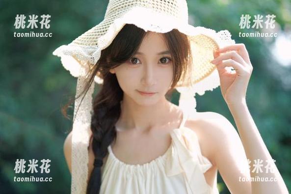 秀人网 - 捕捉王曼柔泳池的每一瞬间：多款原图与精彩套图让你一见倾心