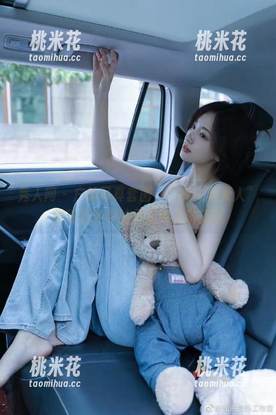 秀人网-良人非爱人 秀人网 - 户外写真套图:“良人非爱人”展现自然中的柔美与力量交织