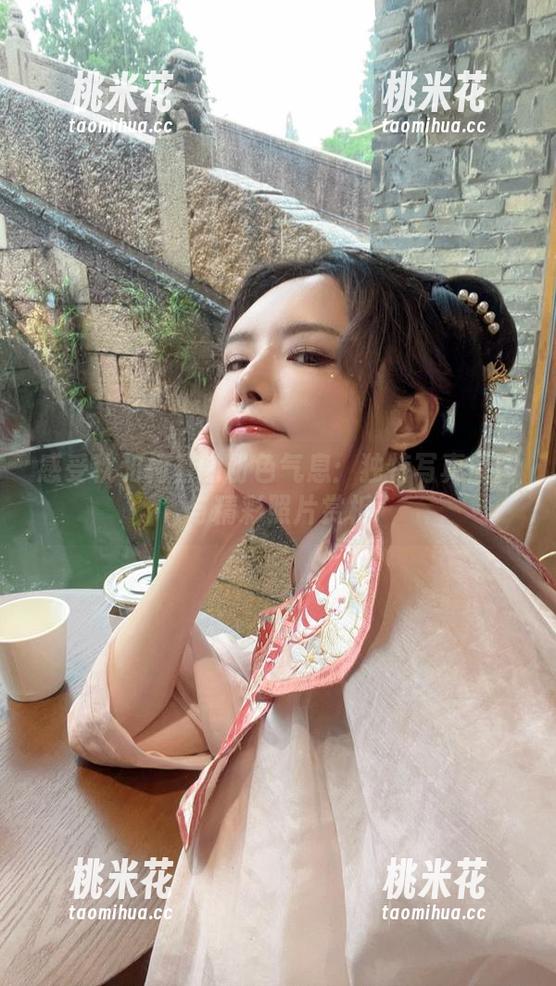 感受秋和柯基的粉色气息：独特写真原图与精彩照片赏析